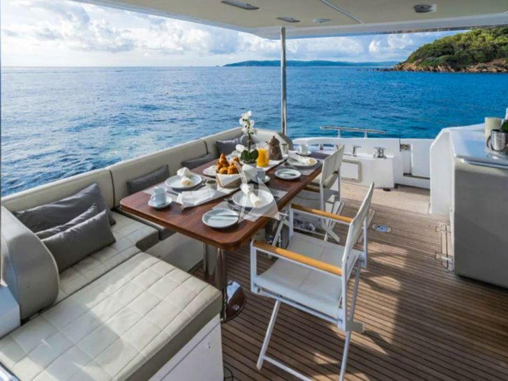 MINEIRA Azimut 72 - aft deck alfresco dining area MINEIRA Azimut 72 - aft deck alfresco dining area