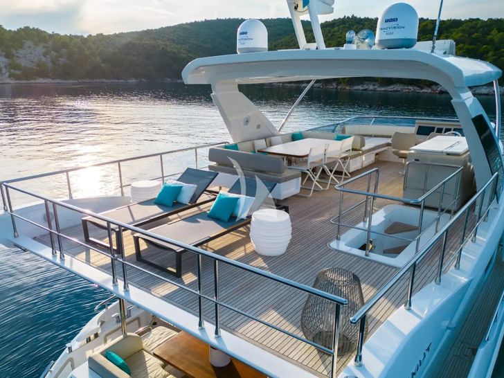 MINEIRA Azimut 72 - flybridge aft MINEIRA Azimut 72 - flybridge aft