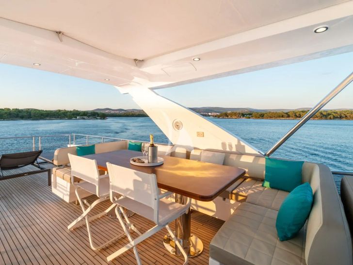 MINEIRA Azimut 72 - flybridge dining area MINEIRA Azimut 72 - flybridge dining area