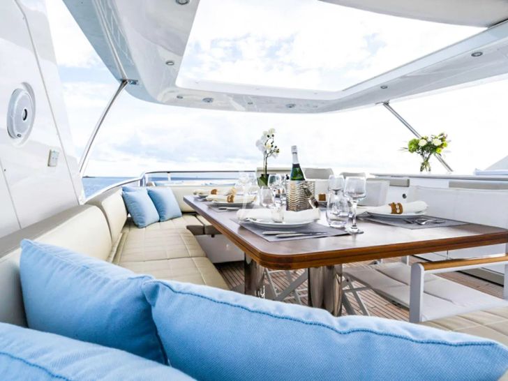 MINEIRA Azimut 72 - flybridge dining set up MINEIRA Azimut 72 - flybridge dining set up