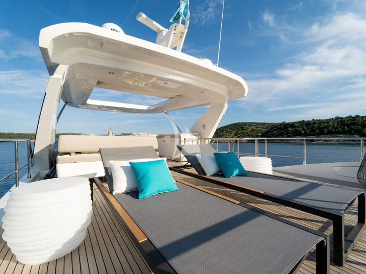 MINEIRA Azimut 72 - flybridge sun beds MINEIRA Azimut 72 - flybridge sun beds