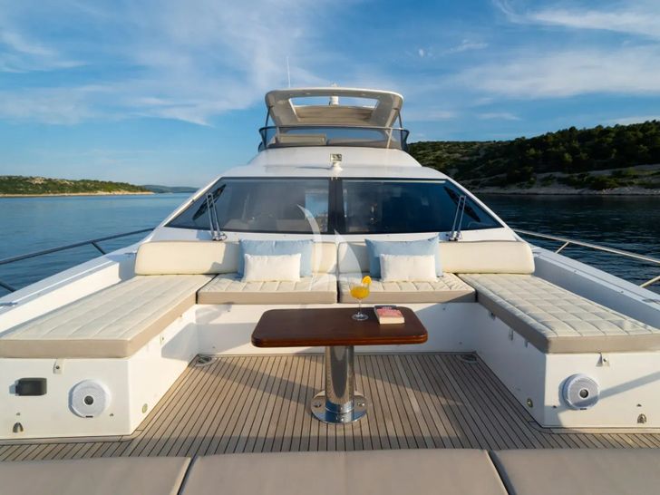 MINEIRA Azimut 72 - foredeck MINEIRA Azimut 72 - foredeck