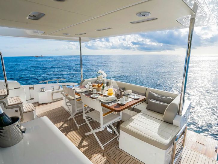 MINEIRA Azimut 72 - main aft deck MINEIRA Azimut 72 - main aft deck