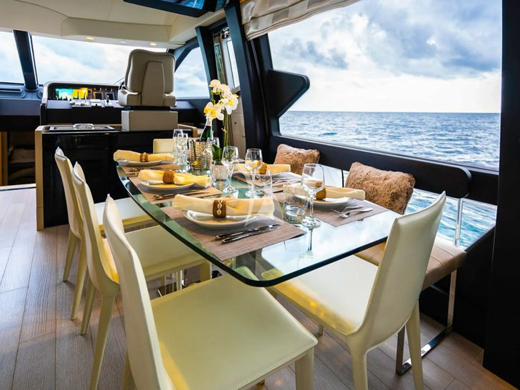 MINEIRA Azimut 72 - main dining area MINEIRA Azimut 72 - main dining area