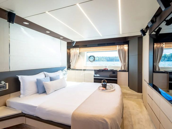 MINEIRA Azimut 72 - master cabin bed MINEIRA Azimut 72 - master cabin bed