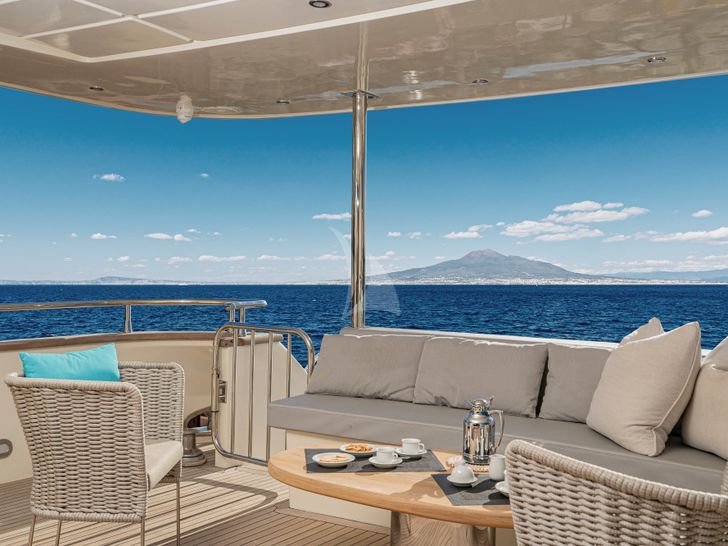 MINOU Canados 86 - aft lounge MINOU Canados 86 - aft lounge