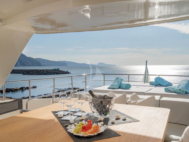 MINOU Canados 86 - flybridge dining table MINOU Canados 86 - flybridge dining table