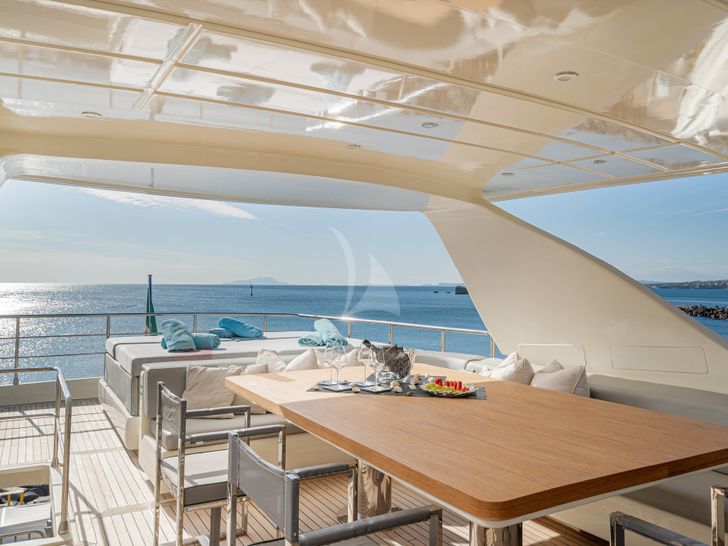 MINOU Canados 86 - flybridge MINOU Canados 86 - flybridge
