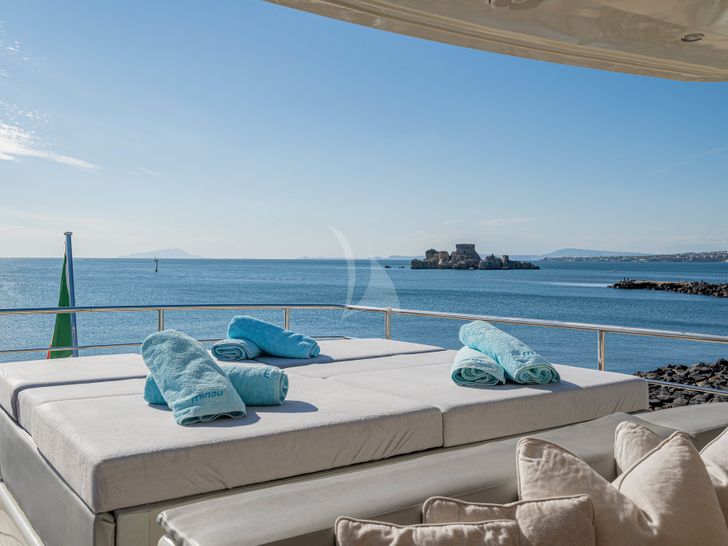 MINOU Canados 86 - flybridge bronzing area MINOU Canados 86 - flybridge bronzing area