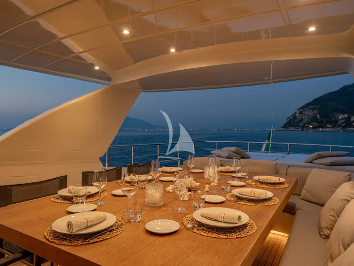 MINOU Canados 86 - flybridge alfresco dining set up MINOU Canados 86 - flybridge alfresco dining set up