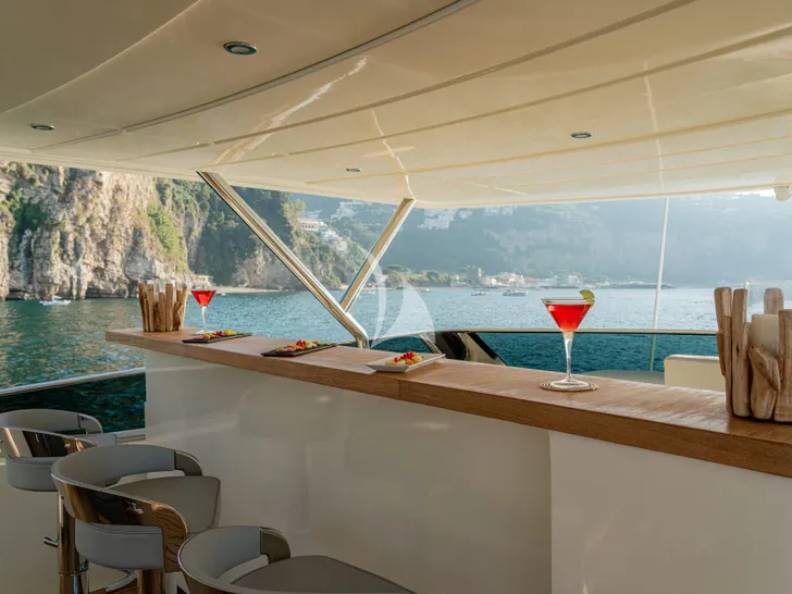 MINOU Canados 86 - flybridge bar MINOU Canados 86 - flybridge bar