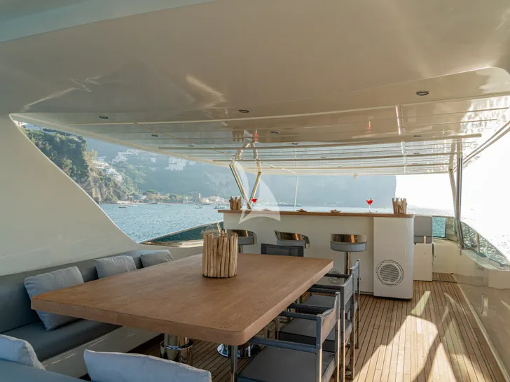MINOU Canados 86 - flybridge dining area MINOU Canados 86 - flybridge dining area