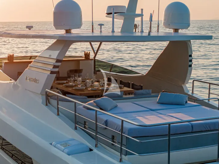 MINOU Canados 86 - flybridge sunbathing area MINOU Canados 86 - flybridge sunbathing area