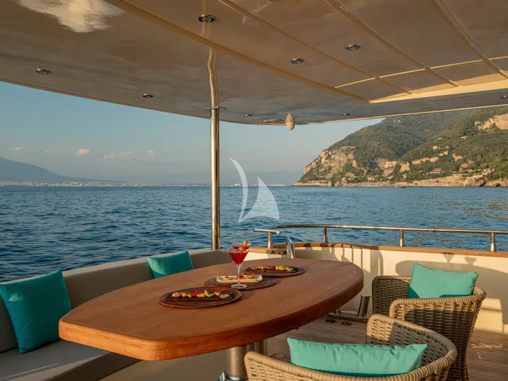 MINOU Canados 86 - main aft deck lounge and alfresco dining area MINOU Canados 86 - main aft deck lounge and alfresco dining area