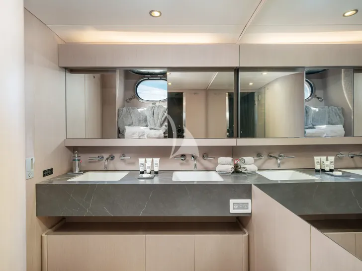 MINOU Canados 86 - master cabin bathroom MINOU Canados 86 - master cabin bathroom