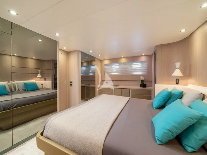 MINOU Canados 86 - master cabin bed MINOU Canados 86 - master cabin bed