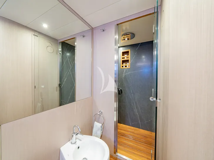 MINOU Canados 86 - master cabin toilet and shower MINOU Canados 86 - master cabin toilet and shower
