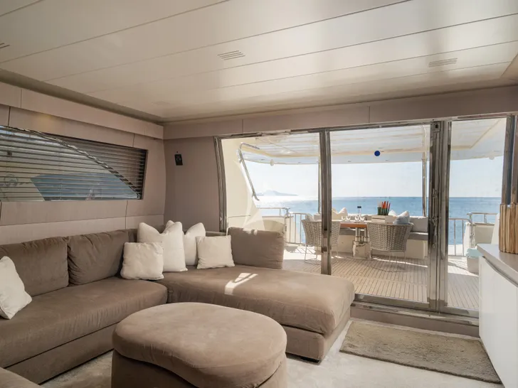 MINOU Canados 86 - saloon lounge MINOU Canados 86 - saloon lounge