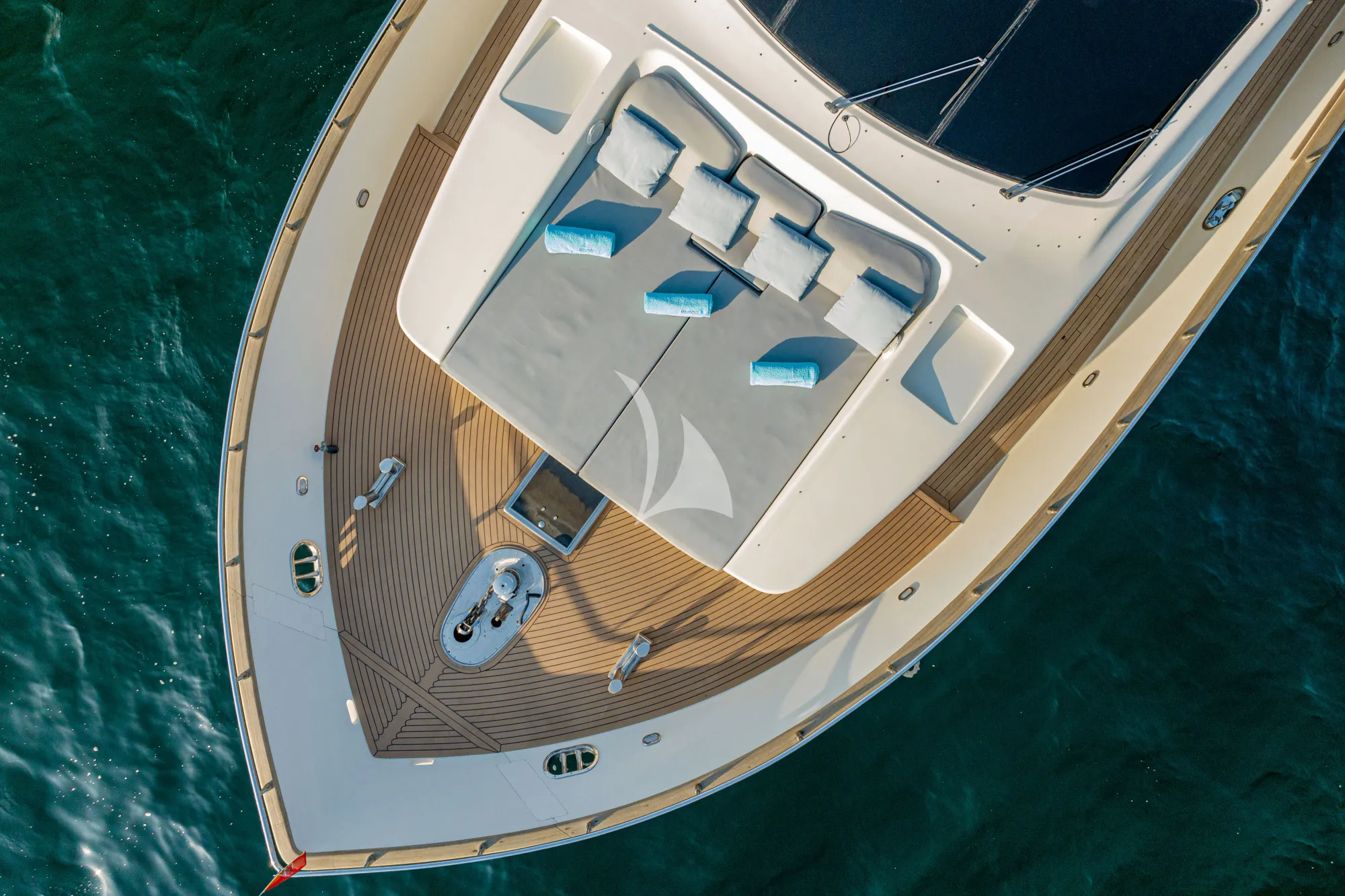 MINOU Canados 86 - top foredeck shot