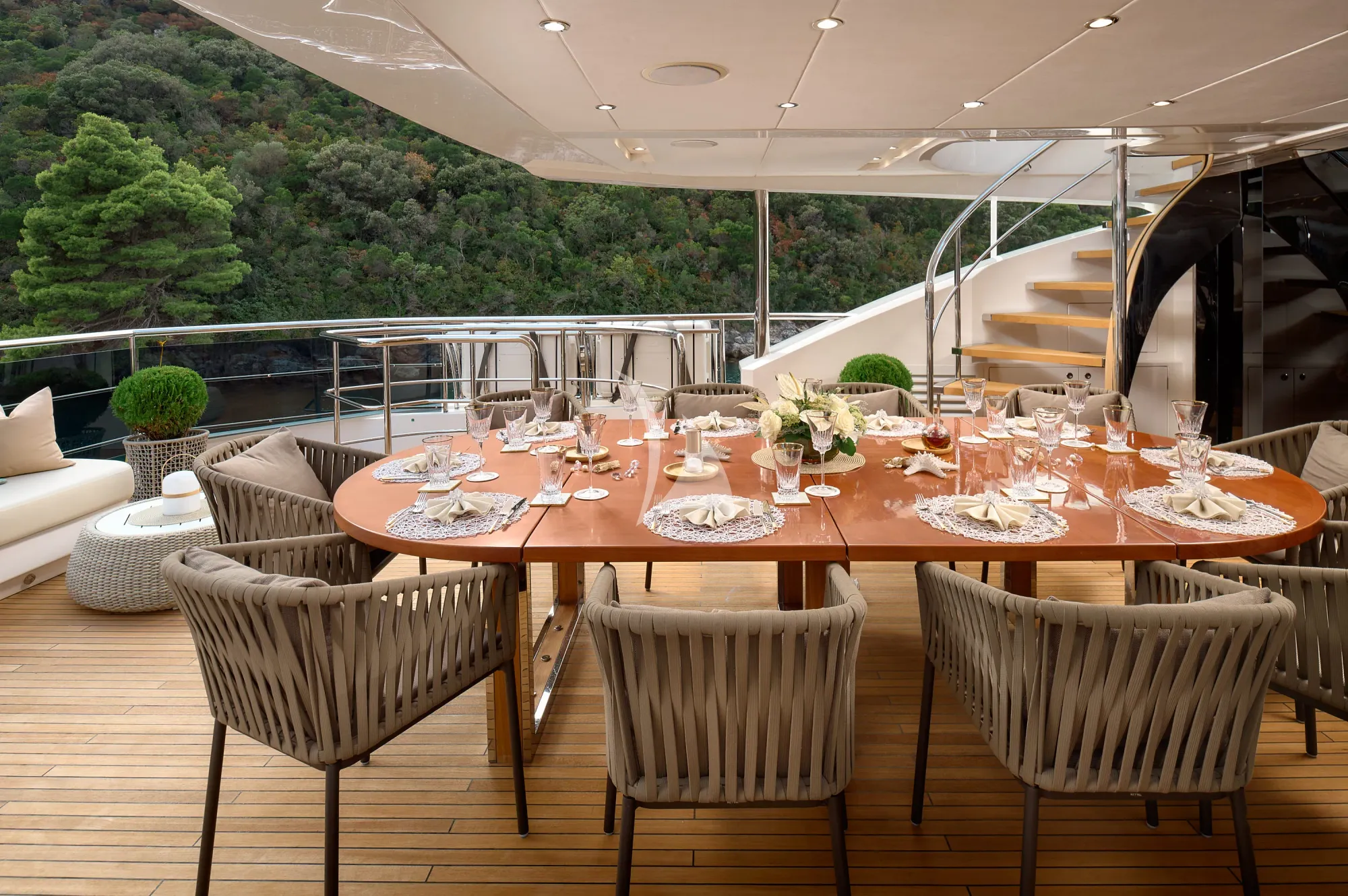 MIRAGE IV Princess 40m - alfresco dining set up