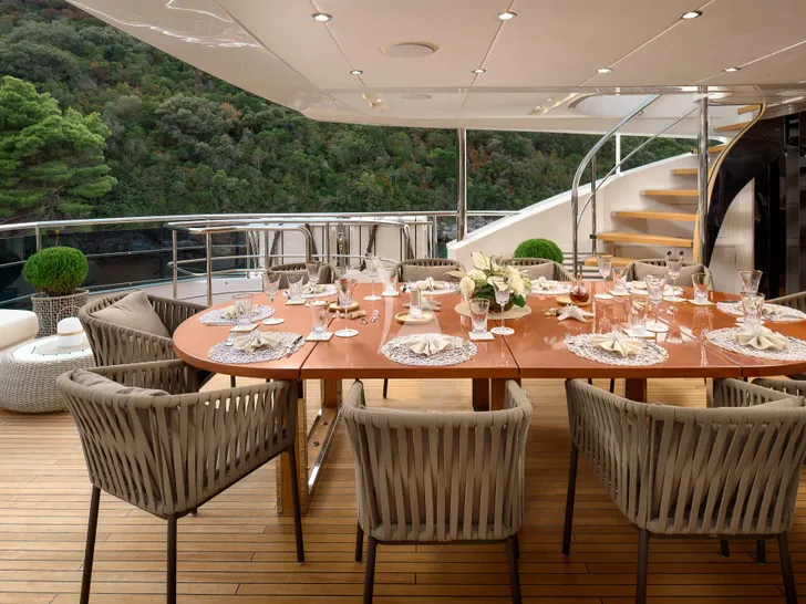 MIRAGE IV Princess 40m - alfresco dining set up MIRAGE IV Princess 40m - alfresco dining set up