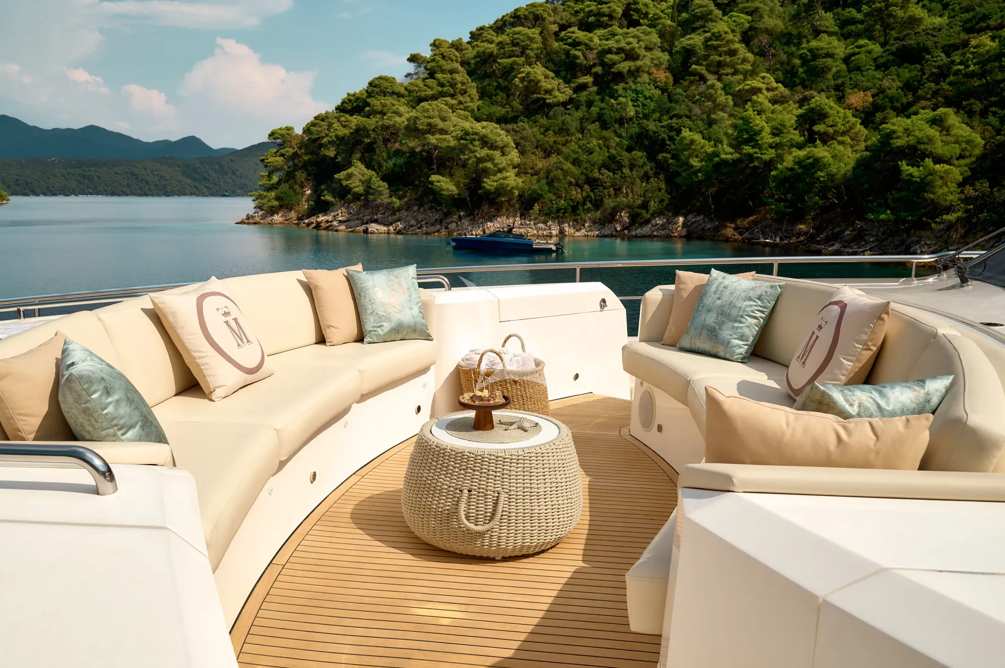 MIRAGE IV Princess 40m - foredeck lounge