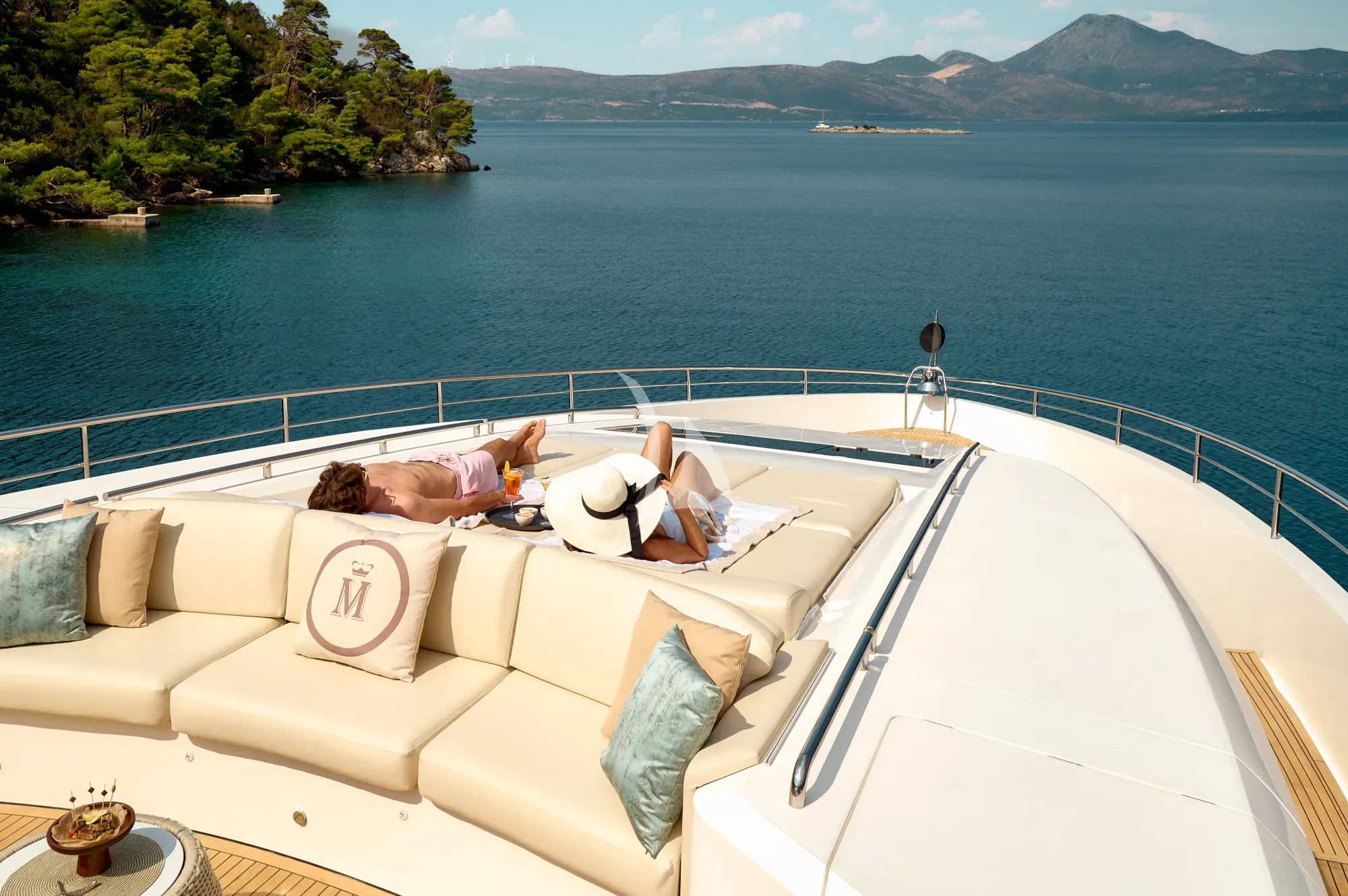 MIRAGE IV Princess 40m - foredeck sunbathing area