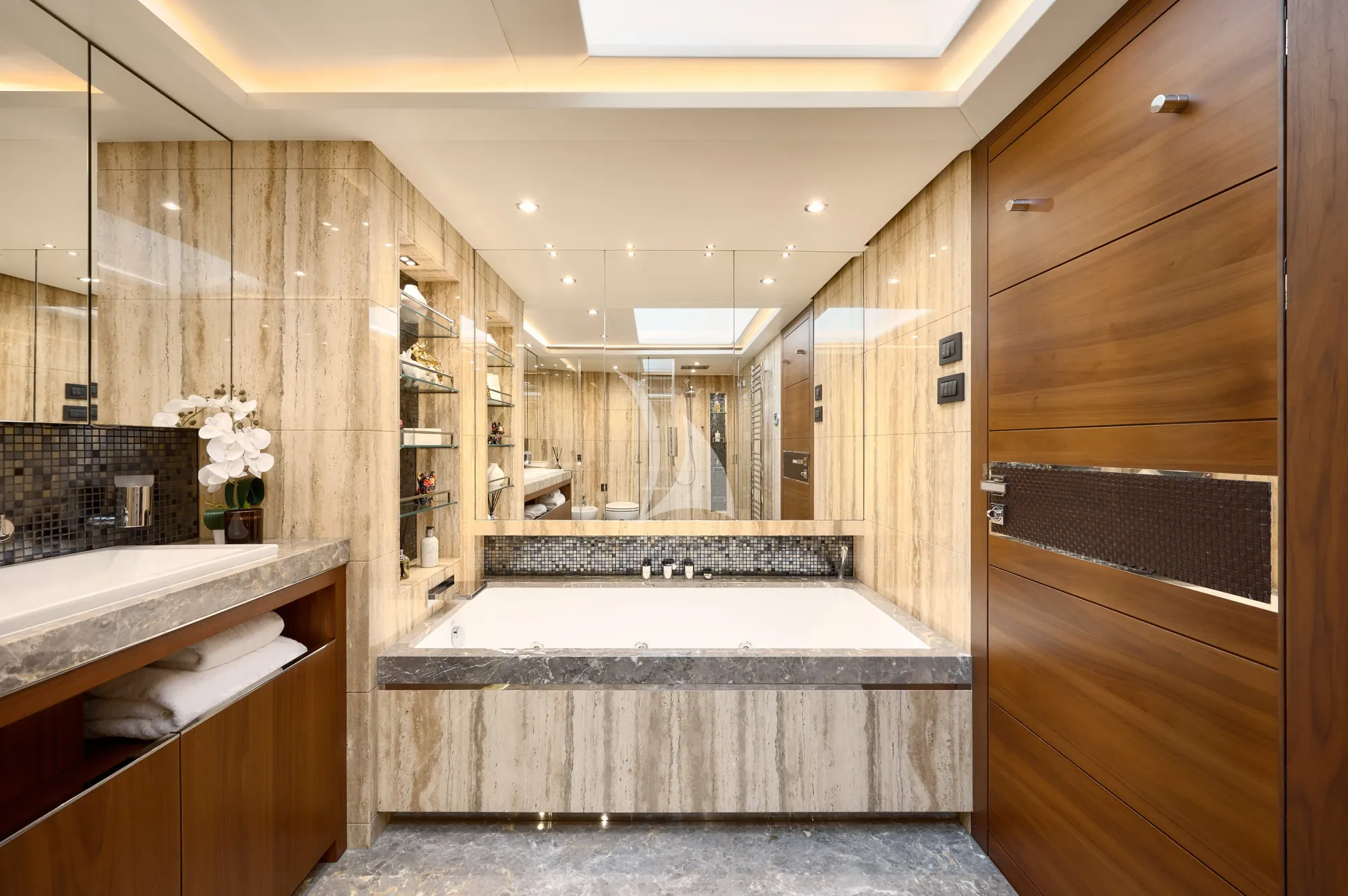 MIRAGE IV Princess 40m - master cabin bathroom