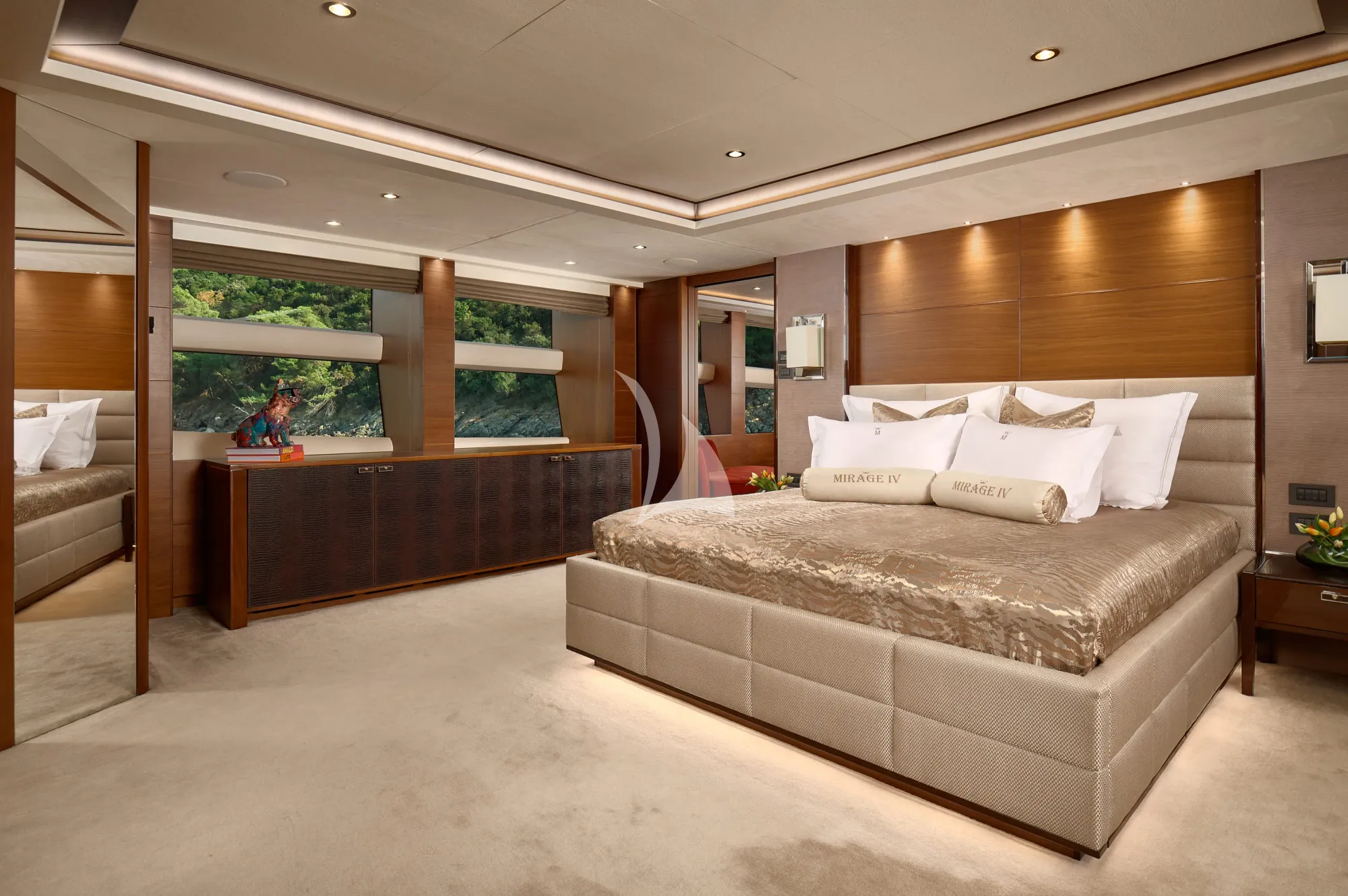 MIRAGE IV Princess 40m - master cabin bed