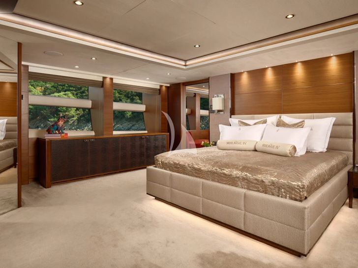 MIRAGE IV Princess 40m - master cabin bed MIRAGE IV Princess 40m - master cabin bed