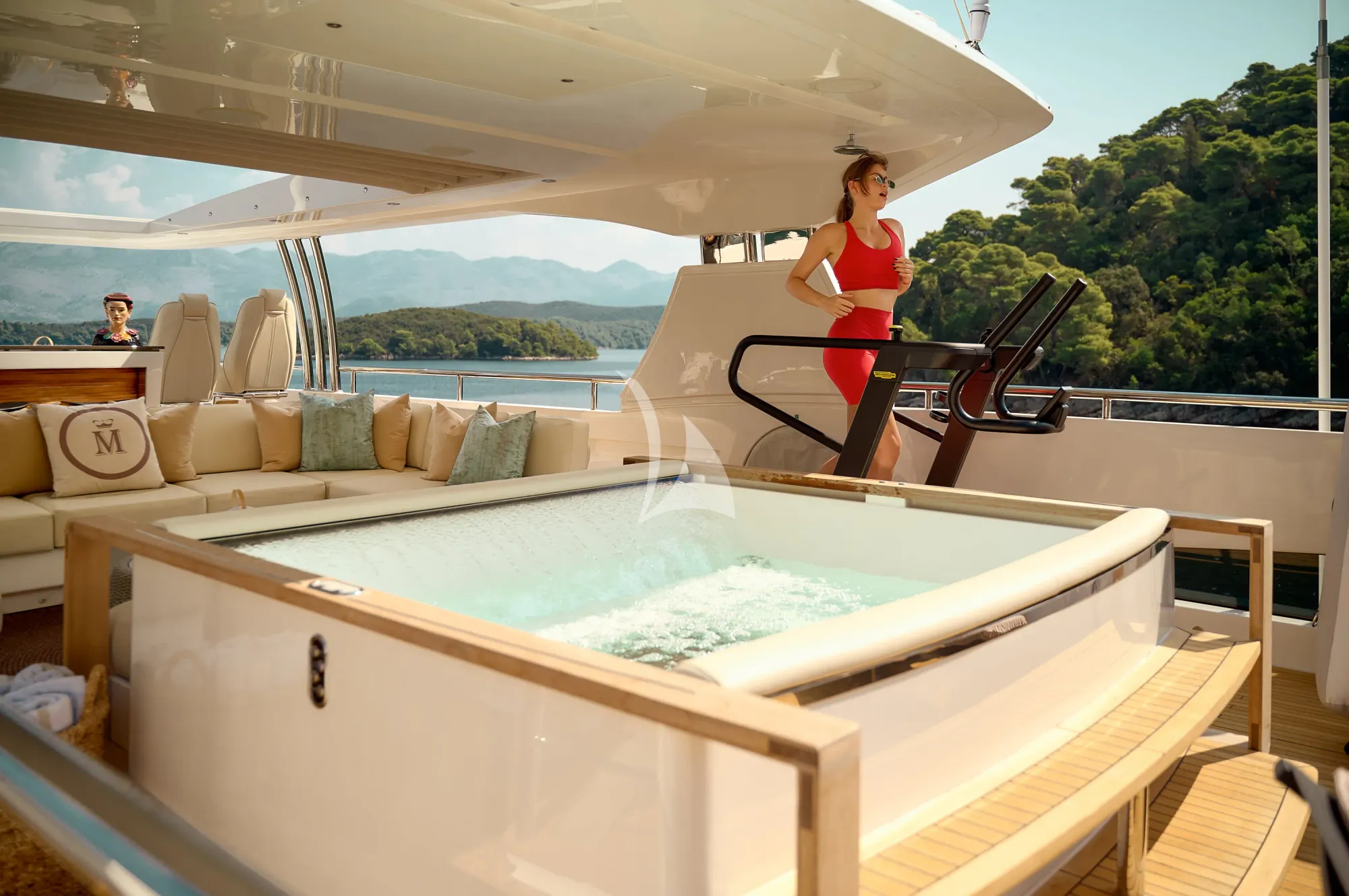 MIRAGE IV Princess 40m - sundeck jacuzzi and fitness equipment