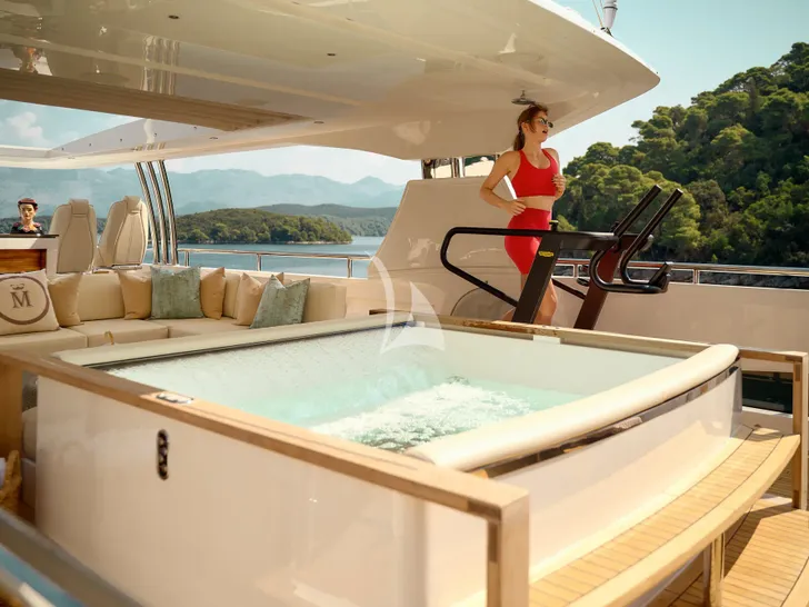 MIRAGE IV Princess 40m - sundeck jacuzzi and fitness equipment MIRAGE IV Princess 40m - sundeck jacuzzi and fitness equipment