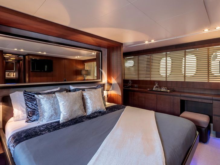 MIRAVAL Canados 86 master cabin bed