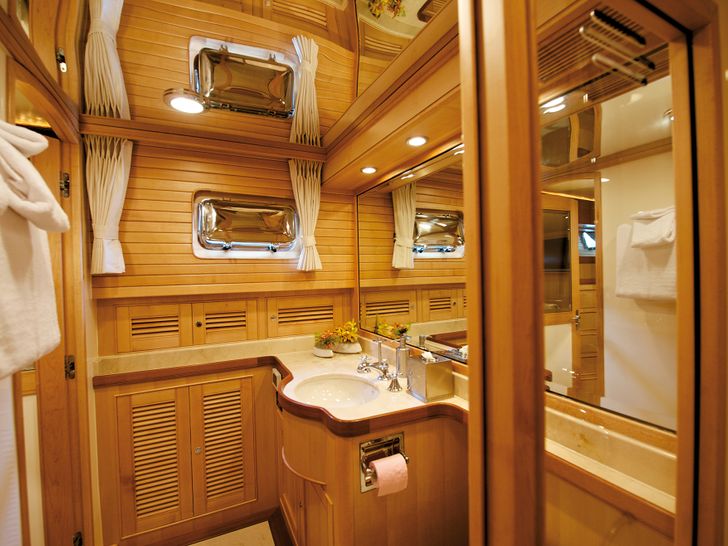 MISS KULANI Marlow Explorer Yacht Master Ensuite MISS KULANI Marlow Explorer Yacht Master Ensuite
