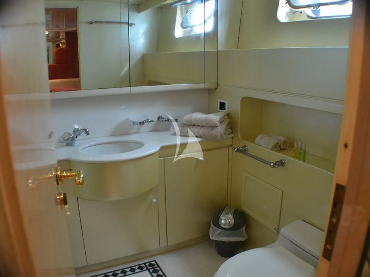 MISS CANDY Versilcraft 30m - VIP cabin 1 bathroom MISS CANDY Versilcraft 30m - VIP cabin 1 bathroom