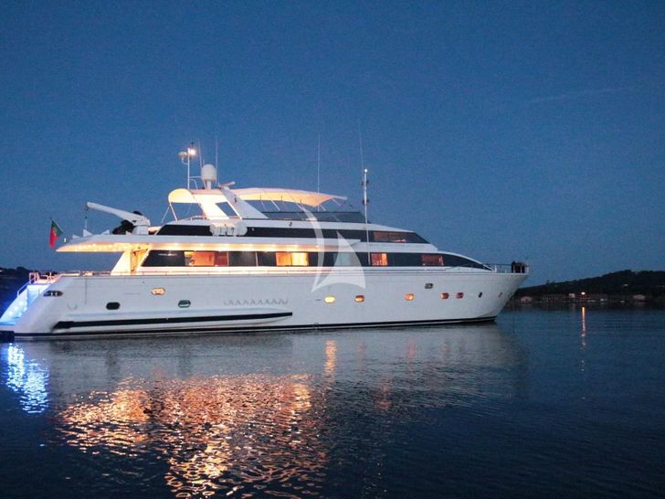 MISS CANDY Versilcraft 30m - anchored at night MISS CANDY Versilcraft 30m - anchored at night