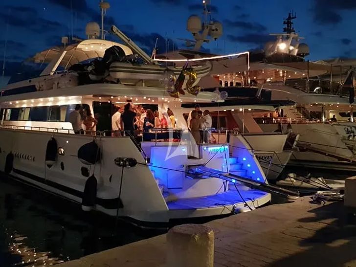 MISS CANDY Versilcraft 30m - docked at night MISS CANDY Versilcraft 30m - docked at night