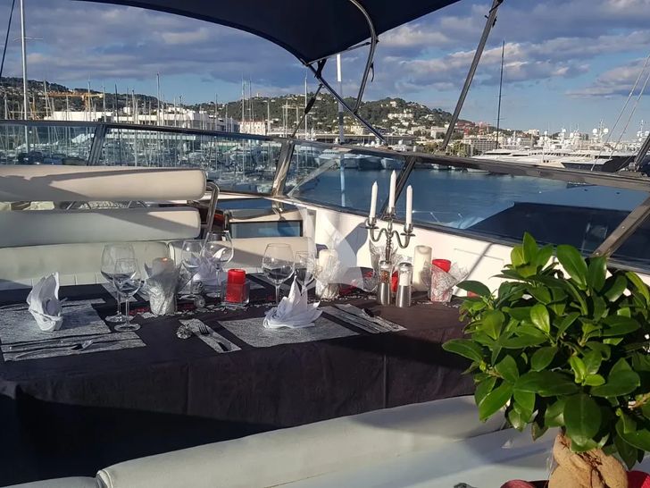 MISS CANDY Versilcraft 30m - flybridge alfresco dining set up MISS CANDY Versilcraft 30m - flybridge alfresco dining set up