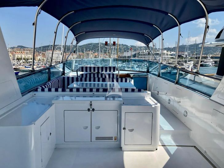 MISS CANDY Versilcraft 30m - flybridge kitchenette MISS CANDY Versilcraft 30m - flybridge kitchenette