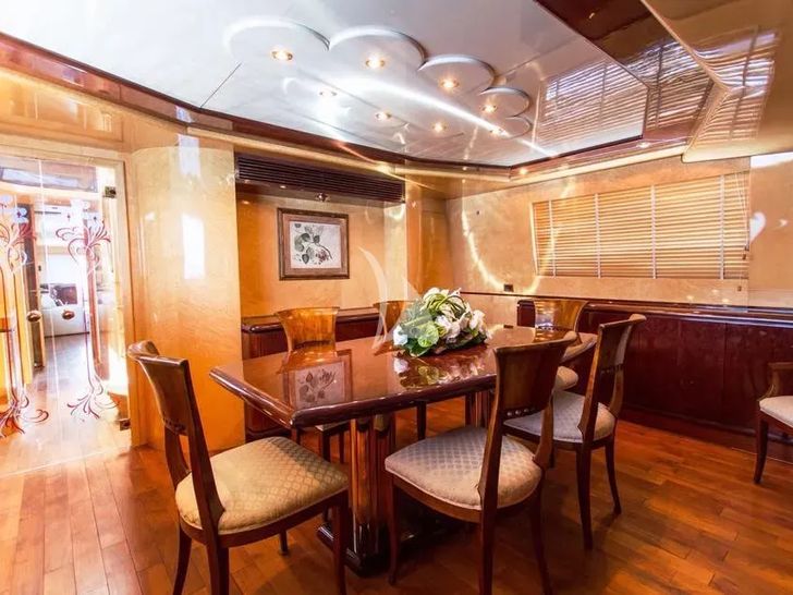 MISS CANDY Versilcraft 30m - indoor dining area MISS CANDY Versilcraft 30m - indoor dining area