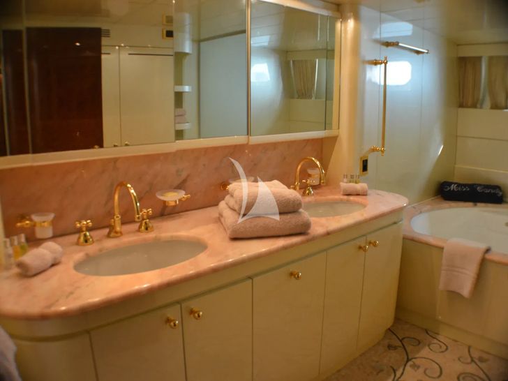 MISS CANDY Versilcraft 30m - master cabin bathroom MISS CANDY Versilcraft 30m - master cabin bathroom