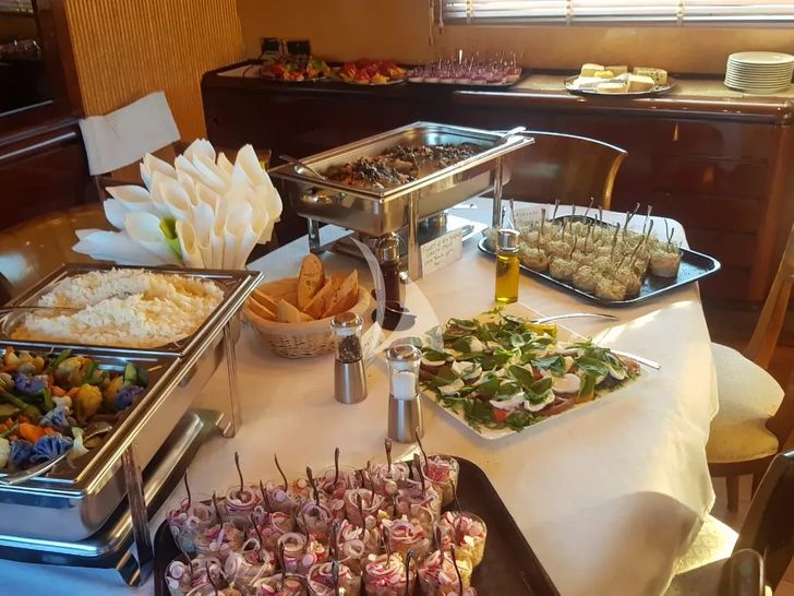 MISS CANDY Versilcraft 30m - onboard buffet MISS CANDY Versilcraft 30m - onboard buffet