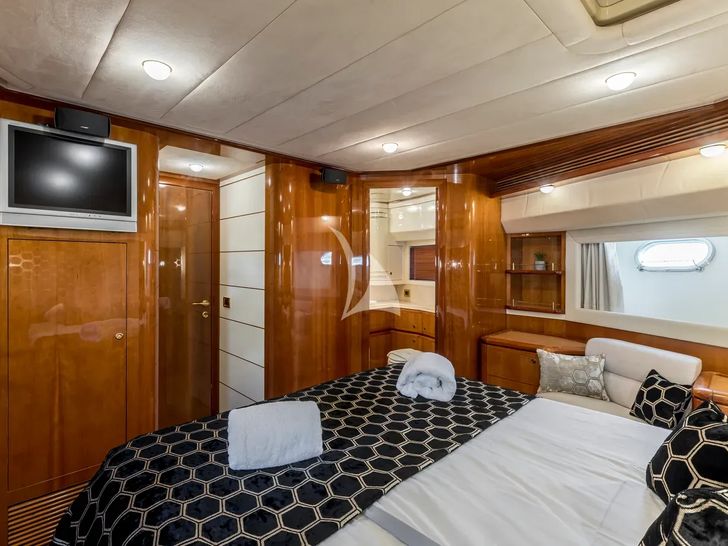 MISS KATARIINA Ferretti 880 - VIP cabin TV MISS KATARIINA Ferretti 880 - VIP cabin TV