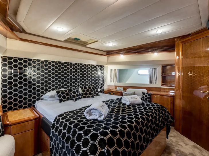 MISS KATARIINA Ferretti 880 - VIP cabin MISS KATARIINA Ferretti 880 - VIP cabin