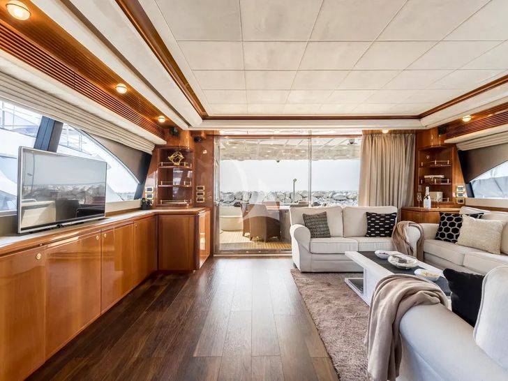MISS KATARIINA Ferretti 880 - saloon TV MISS KATARIINA Ferretti 880 - saloon TV