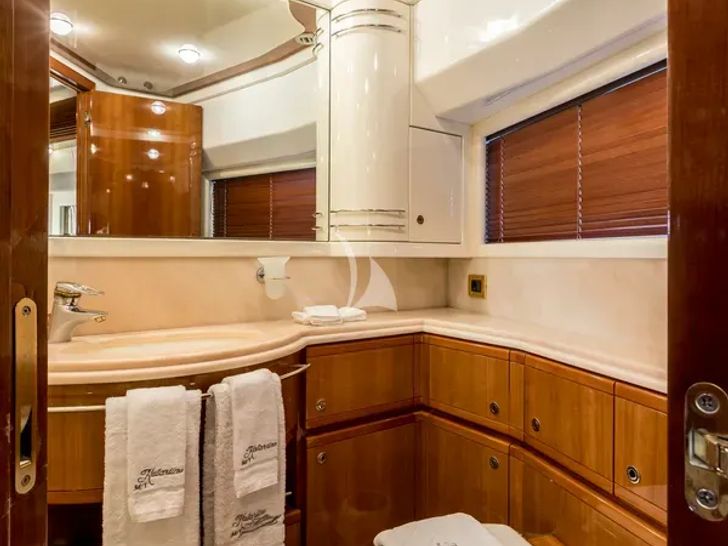 MISS KATARIINA Ferretti 880 - twin cabin bathroom MISS KATARIINA Ferretti 880 - twin cabin bathroom
