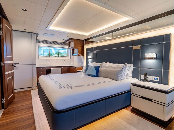 MISS MICHELLE Horizon RP122 - VIP cabin 1 other angle MISS MICHELLE Horizon RP122 - VIP cabin 1 other angle