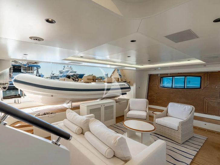 MISS MICHELLE Horizon RP122 - aft deck with the tender MISS MICHELLE Horizon RP122 - aft deck with the tender