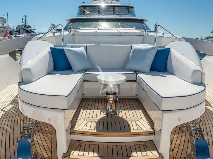 MISS MICHELLE Horizon RP122 - foredeck seating MISS MICHELLE Horizon RP122 - foredeck seating