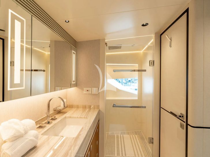 MISS MICHELLE Horizon RP122 - master cabin bathroom MISS MICHELLE Horizon RP122 - master cabin bathroom